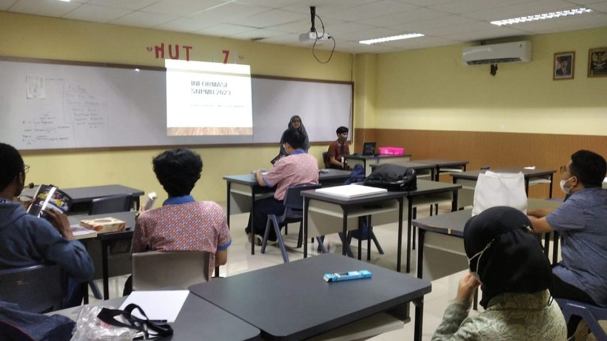 Siswa kelas 12 sedang mempelajari kisi kisi utbk snbt dalam program pendalaman materi di sekolah