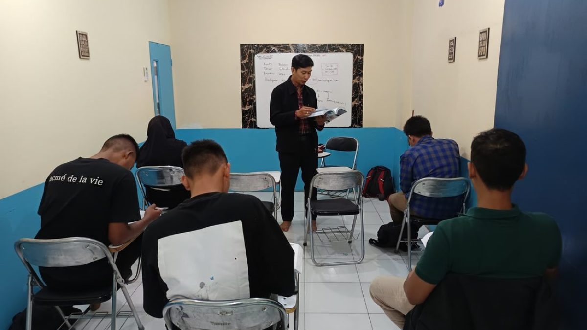 Siswa kelas 12 mempelajari materi twk tiu tkp kedinasan saat persiapan simulasi ujian SKD CAT BKN