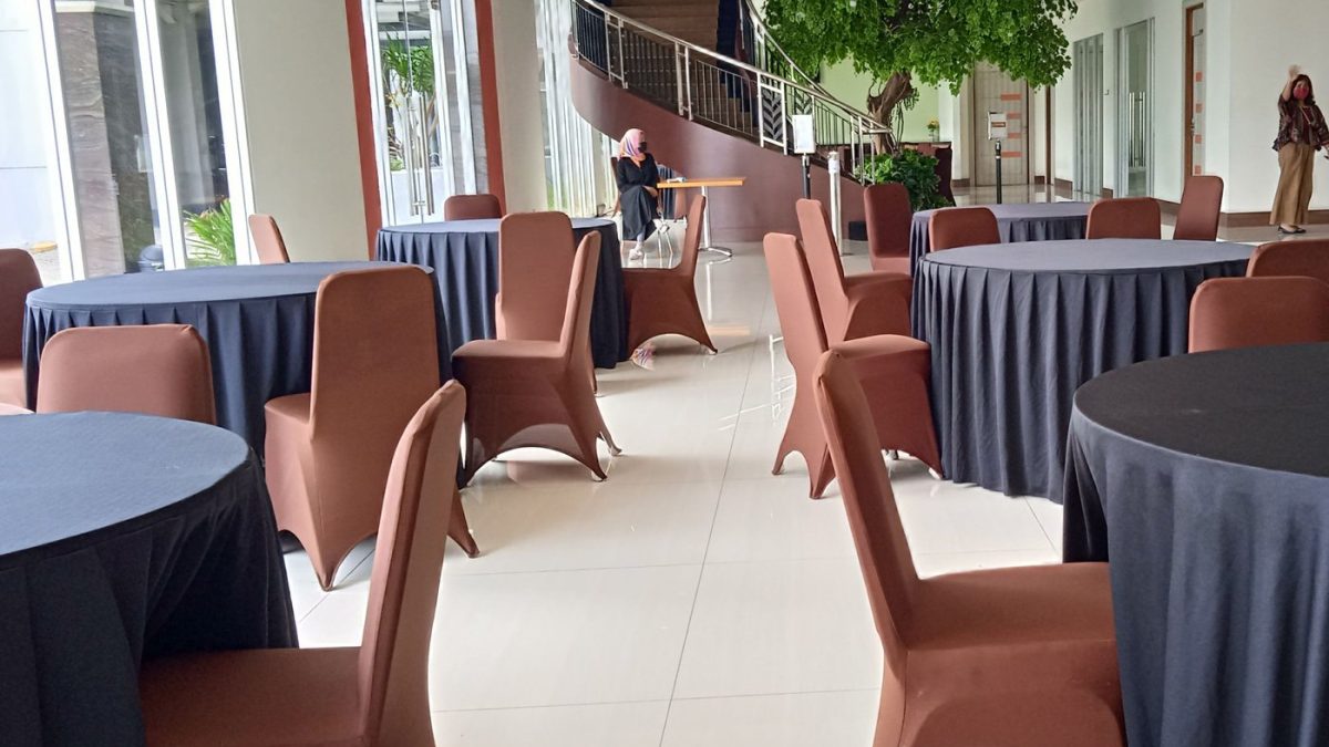 Suasana pendalaman materi utbk sekolah di ruang kelas bersama pengajar profesional
