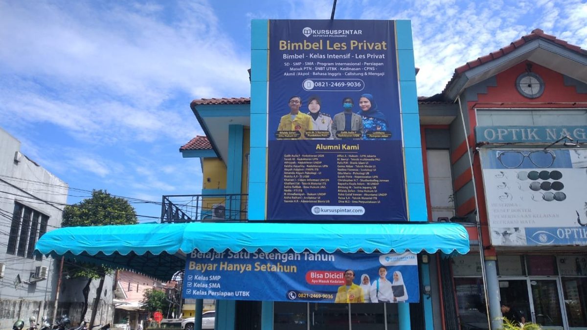 Guru dan kepala sekolah berdiskusi tentang evaluasi TKA 2026 serta persiapan seleksi PTN siswa kelas 12